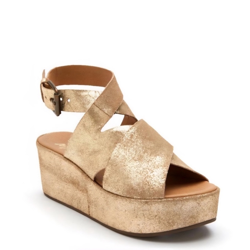 Matisse X Amuse Society Runaway Platform Sandal. Size 7. Gold